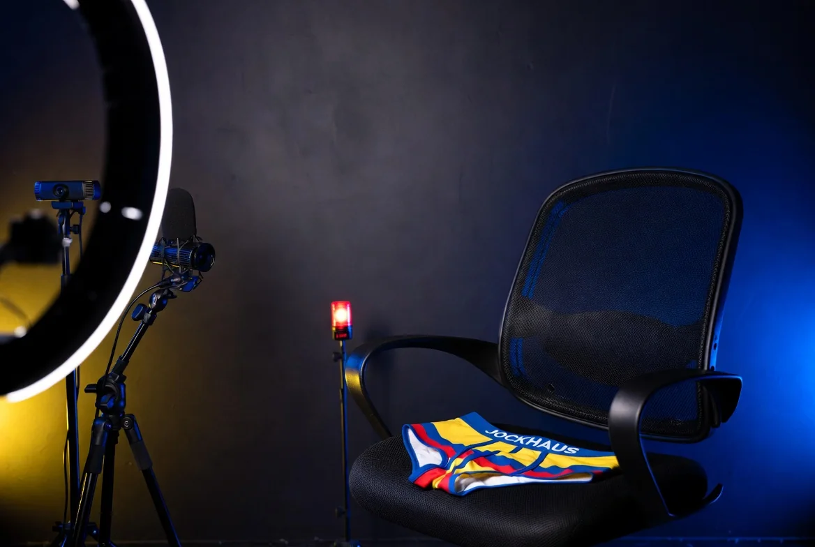 Empty streaming chair with Colombian tricolor JOCKHAUS underwear and an offline light